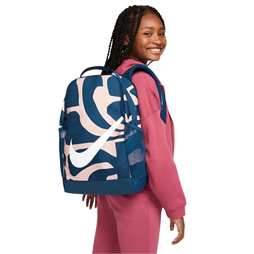 MOCHILA NIKE BRASILIA NIÑOS | DQ5341 - 460 NIKE - CalzadosPaola