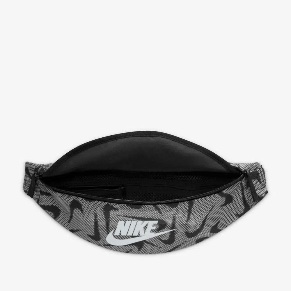 BANANO NIKE HERITAGE GRIS | DQ5605 - 010 NIKE - CalzadosPaola