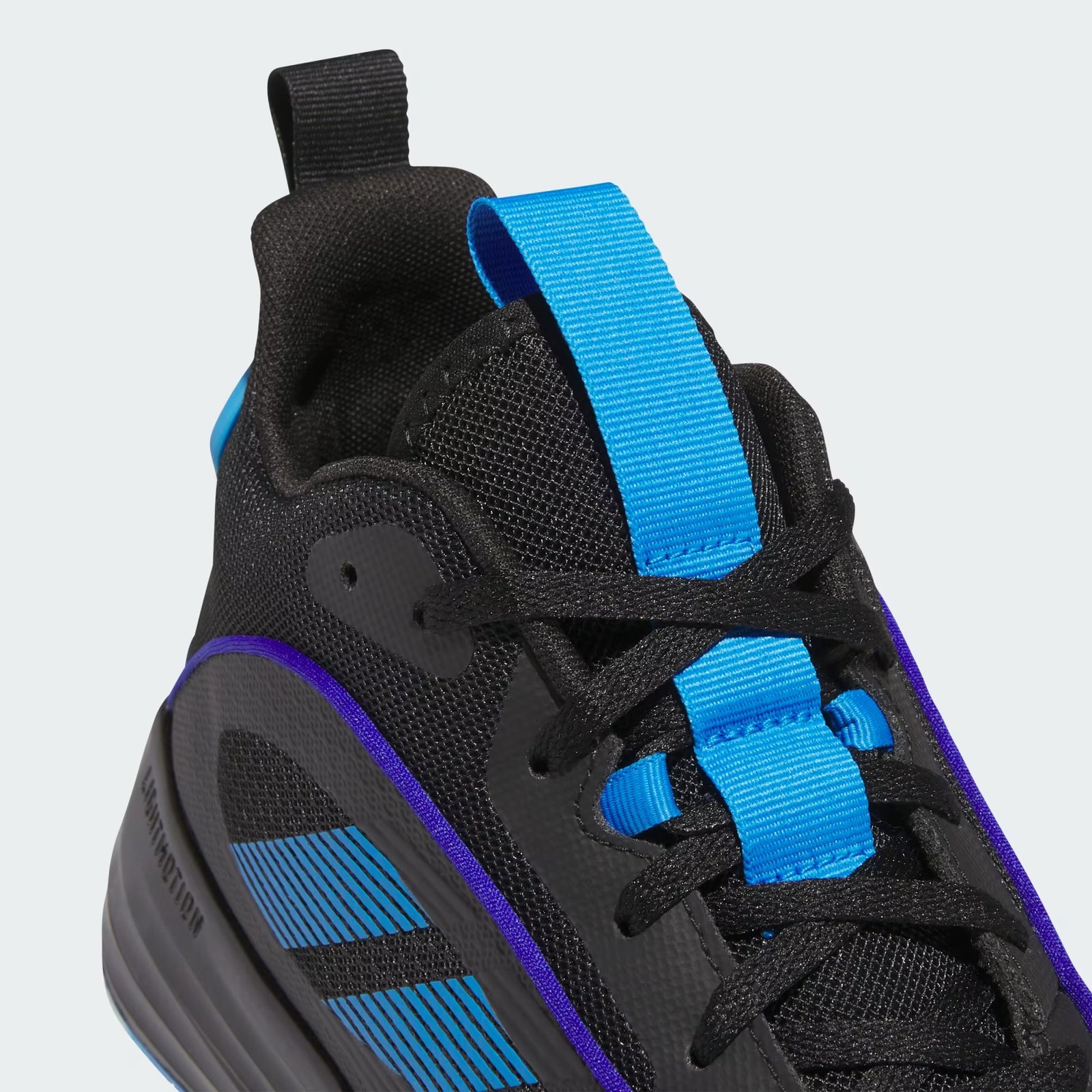 ZAPATILLAS DE BASKETBALLA OWNTHEGAME 3 ADIDAS LA0471